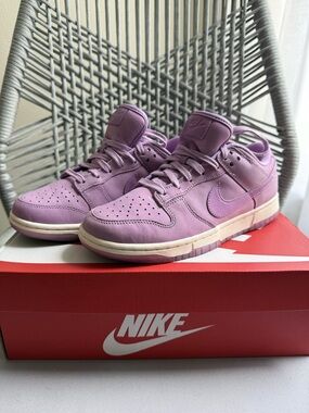 Nike Lavender Low-Top Leather Sneakers